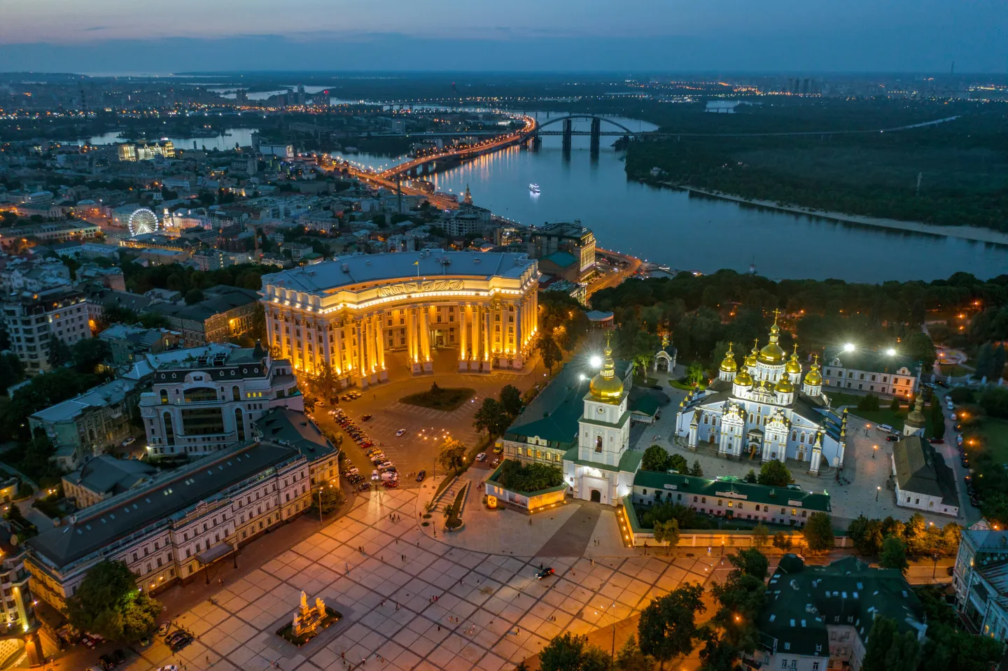 Вечірній Київ: Михайлівський собор, Поділ і Дніпро